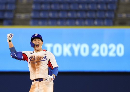 29일 일본 요코하마 야구장에서 열린 도쿄올림픽 야구 B조 1차전 한국과 이스라엘의 경기.  7회말 2사 2루 상황에서 오지환이 역전 2루타를 날린 뒤 포효하고 있다. <요코하마=연합뉴스>